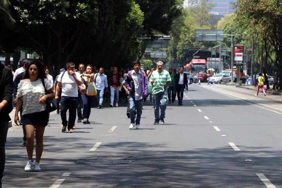 Usuarios del Metrobús han tenido que caminar sobre Insurgentes, donde el tráfico es severo debido al bloqueo.