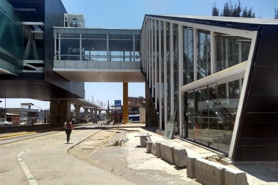 Tampoco hay ascensores en la terminal Mercado del Mar y falta detallar la banqueta en los ingresos.