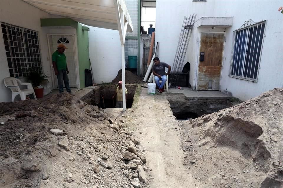 En Los Olivos la gente construye aljibes para surtirse con pipas y tener agua.