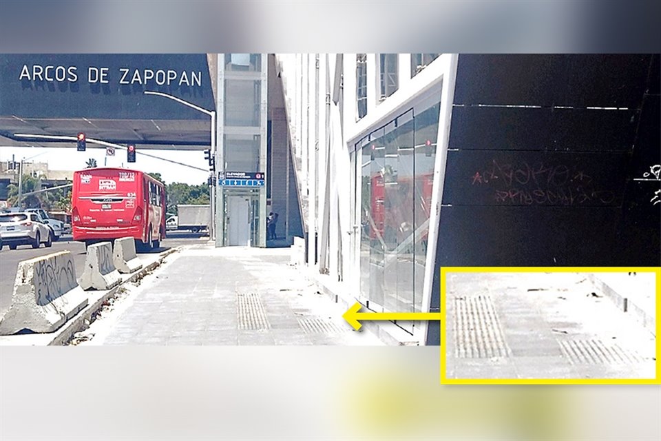 En la estación de Arcos de Zapopan sólo hay una pequeña línea con huella podotáctil que conduce al ingreso, pero no lleva al crucero.