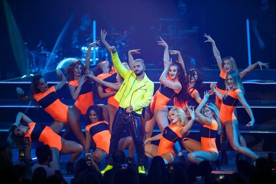 Maluma interpretó temas de su último disco, '11:11' y le dio a 'Cuatro Babys' un toque de salsa.