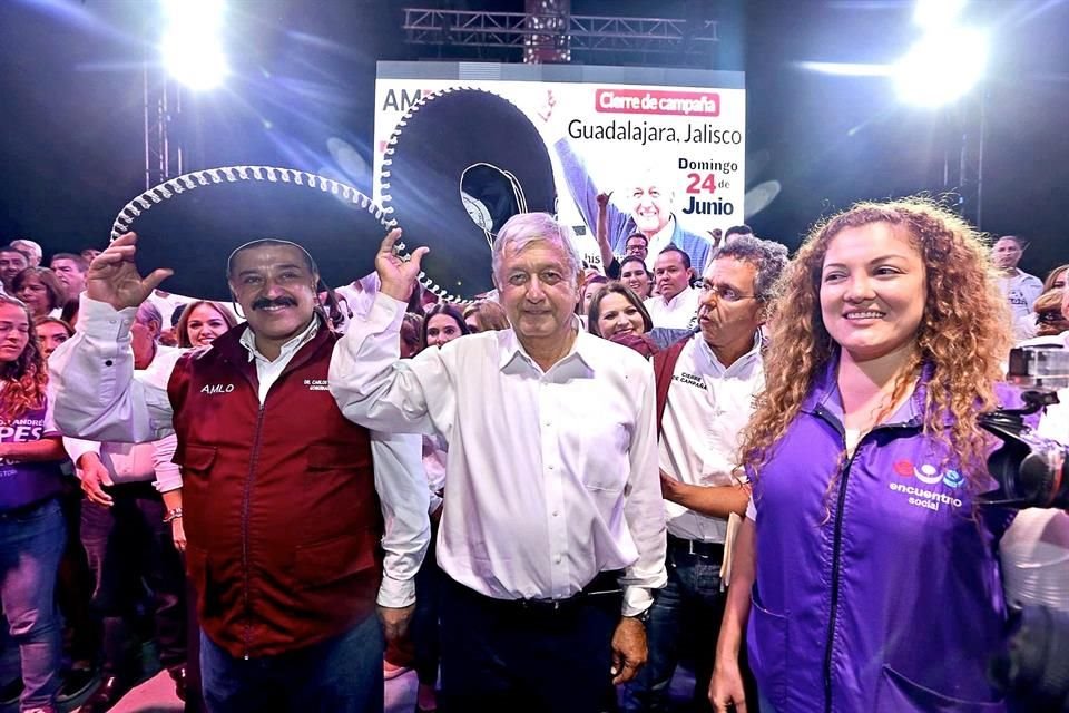 Carlos Lomelí, delegado del Gobierno federal en Jalisco, y Andrés Manuel López Obrador, durante el cierre de campaña del tabasqueño en la entidad.