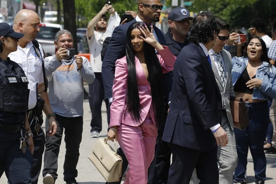 La rapera se presentó a la corte con un traje rosa escotado, tacones Louboutin a juego y una bola color beige.