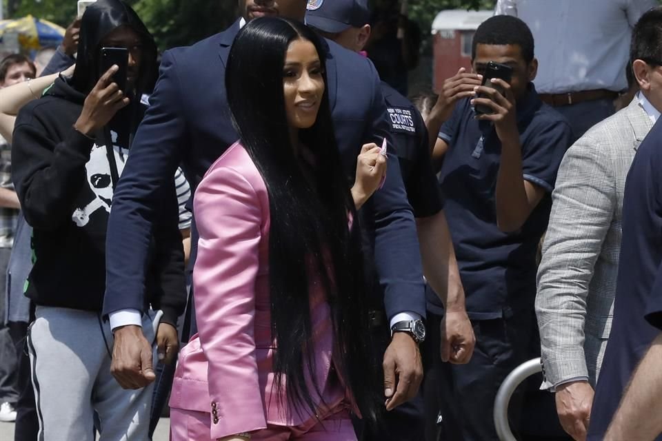La rapera se presentó a la corte con un traje rosa escotado, tacones Louboutin a juego y una bola color beige.