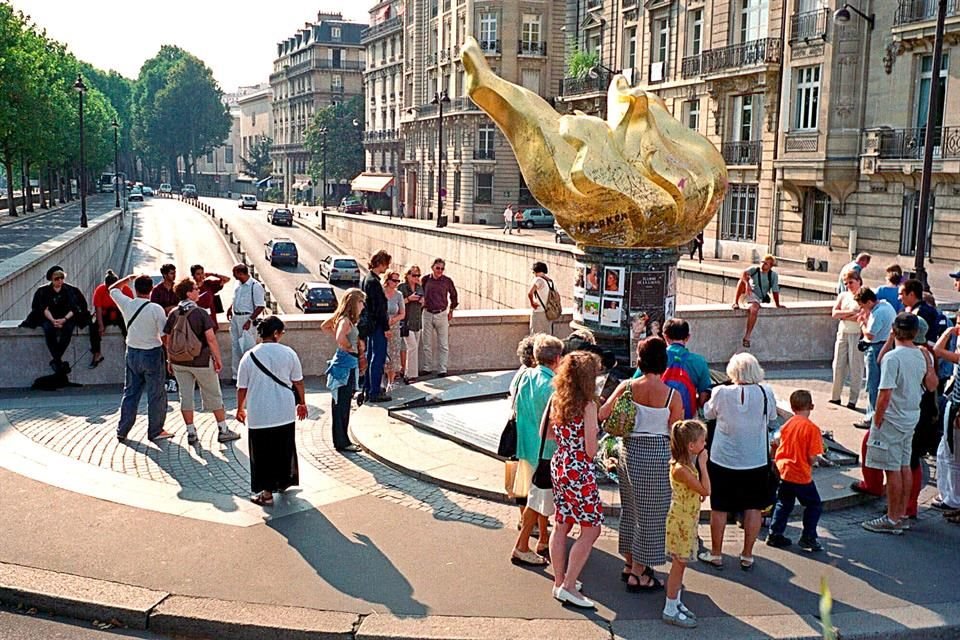 Actualmente, en la plaza existe un monumento en memoria de la Princesa de Gales.