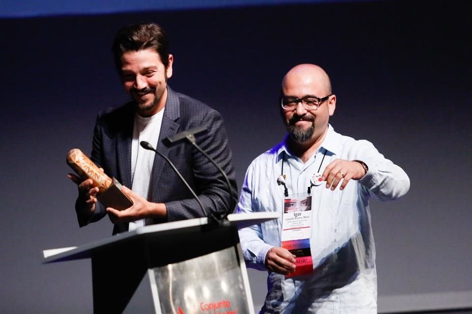 Diego Luna recibió el Premio Artista Distinguido.