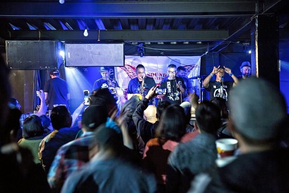 La banda puertorriqueña de ska Los Pies Negros, de culto entre la tropa, coronó el cartel. 