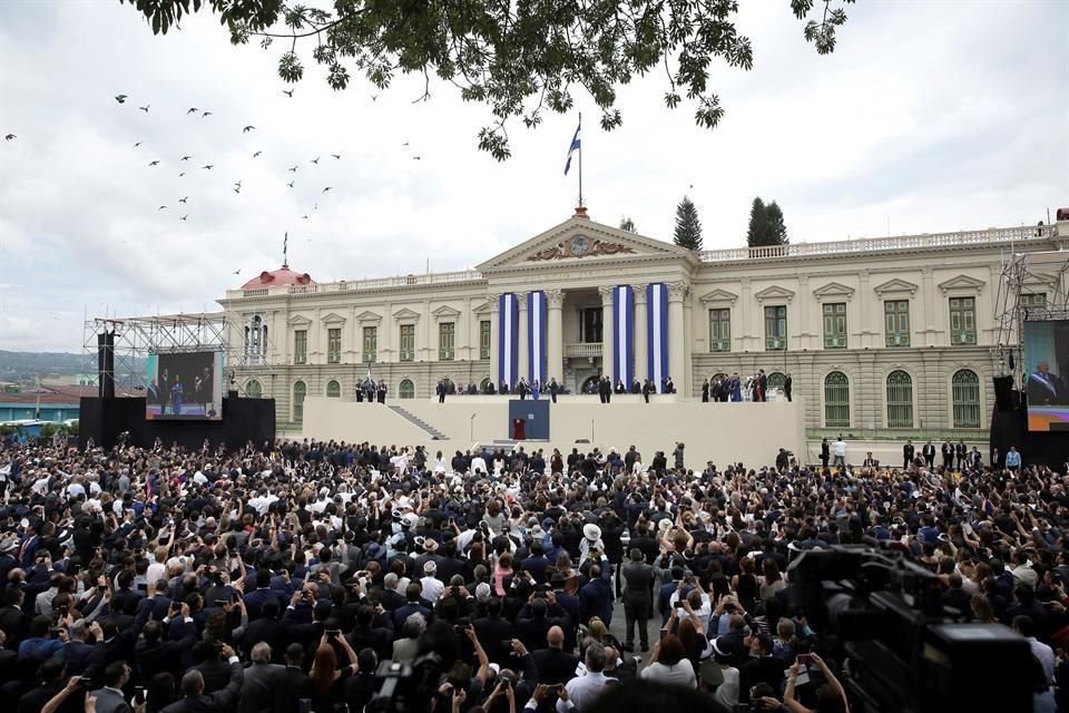 El empresario Nayib Bukele asumió este sábado la Presidencia de El Salvador; asegura que irá contra la impunidad y contra los muros.