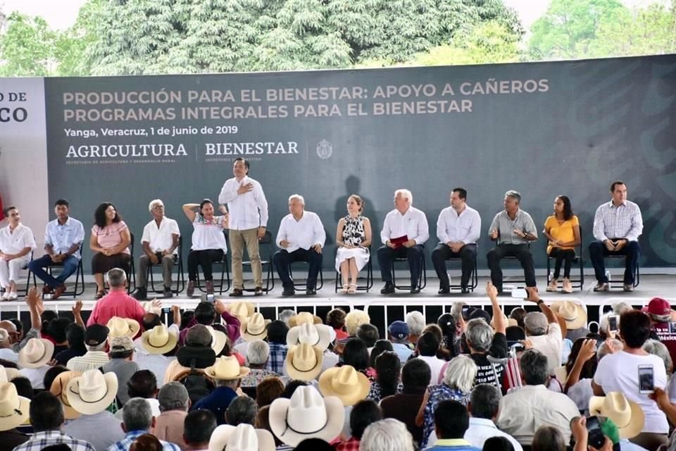 López Obrador encabezó la entrega de apoyo a cañeros en Yanga, Veracruz.