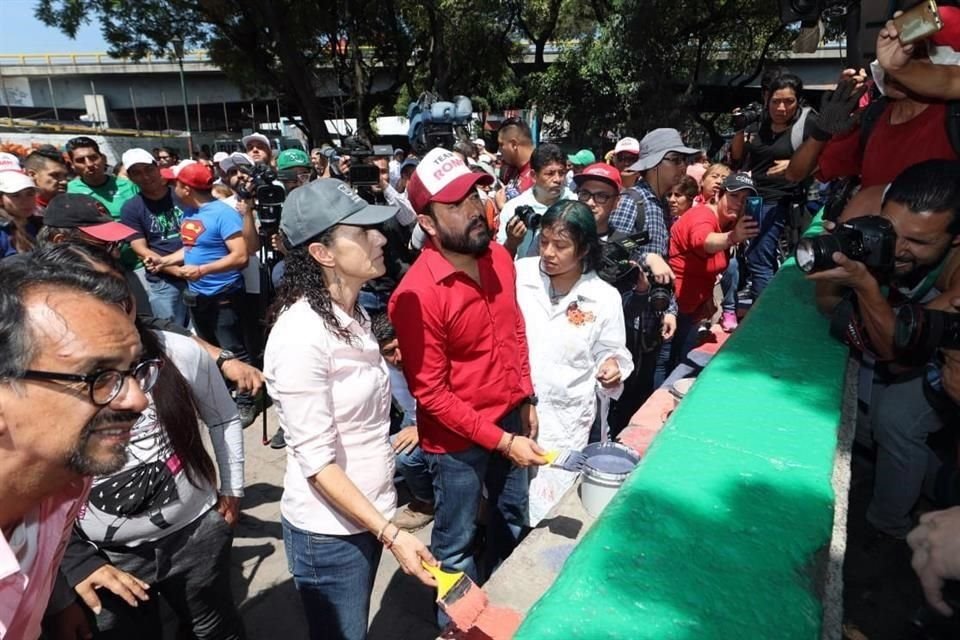 Claudia Sheinbaum y Víctor Romo durante el tequio de este sábado en Tacuba.