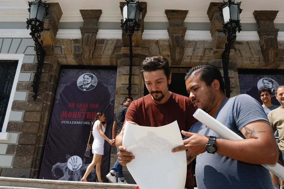 El actor recorrió la exhibición durante tres horas.