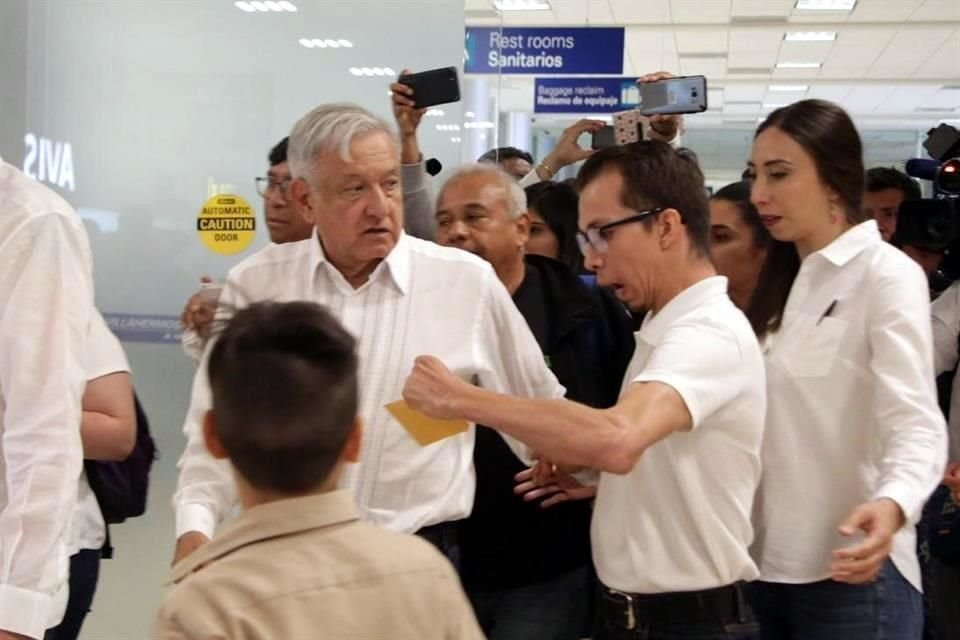 El Presidente a su llegada al aeropuerto de Villahermosa.