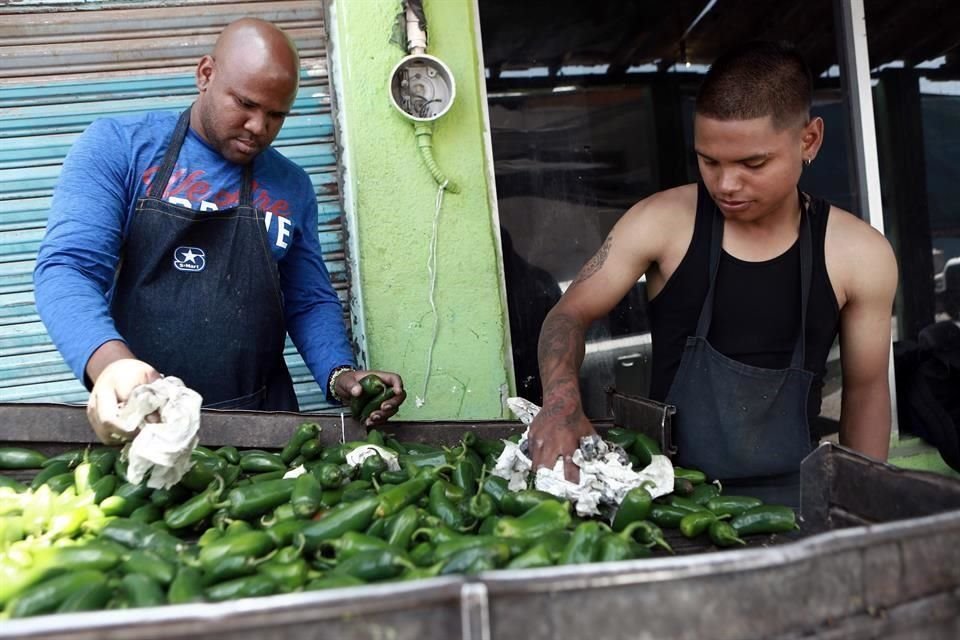 De aplicarse los aranceles a los productos importados de México, los consumidores estadounidenses pagarán precios más altos por ellos en las tiendas.