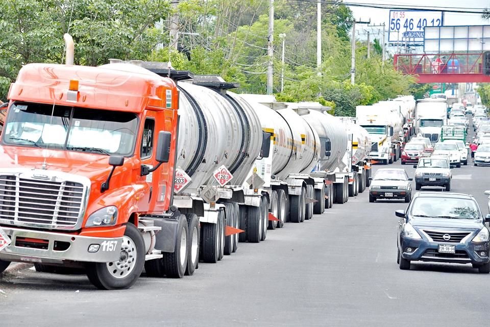 Más de 80 pipas se niegan a entregar combustible en la planta de distribución de Pemex en Cuernavaca.