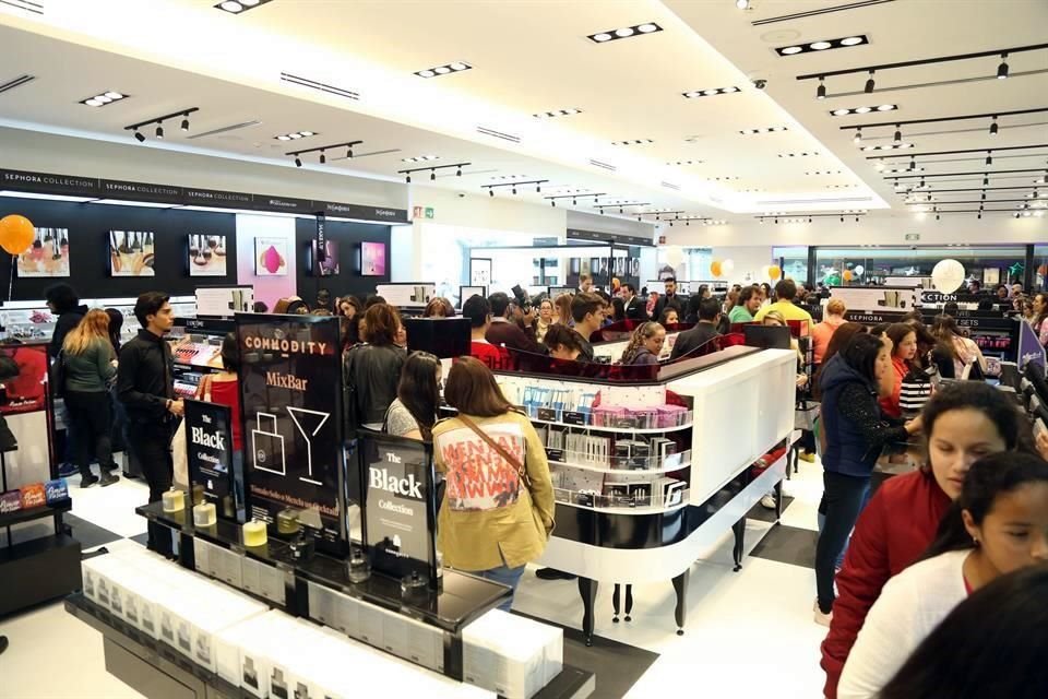 Los talleres de Sephora se producen alrededor de un año después de que Starbucks cerró 8 mil tiendas en Estados Unidos para recibir capacitación contra los prejuicios, luego de que llamada a la policía de un gerente en Filadelfia terminó con el arresto de dos hombres negros que esperaban a un amigo