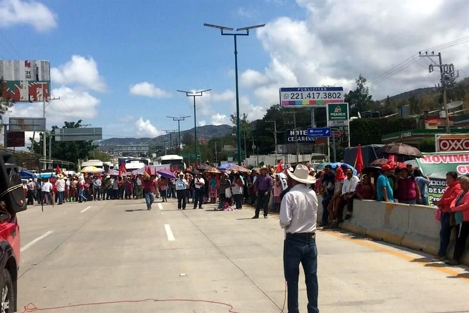 Los integrantes de las organizaciones campesinas exigen la entrega de fertilizante.