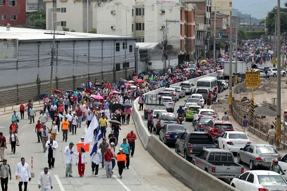 Cientos de maestros y médicos de Honduras volvieron este lunes a la calle en su quinto día de paro indefinido, al que se sumaron empleados del Instituto Hondureño de Seguridad Social.