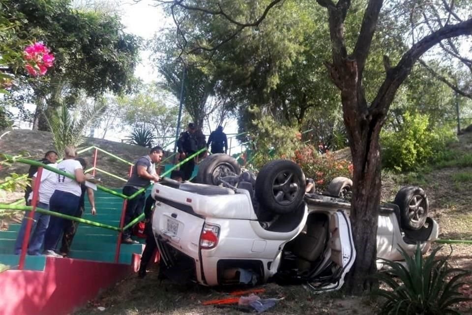 Luego de que presuntamente dormitó mientras manejaba, un conductor resultó lesionado al estrellar y volcar su camioneta, la cual terminó dentro de un parque, en el norte de la Ciudad.