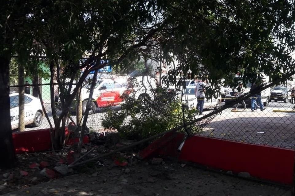 Tras estrellar contra la malla ciclónica, la camioneta Nissan Pathfinder cayó unos dos metros.