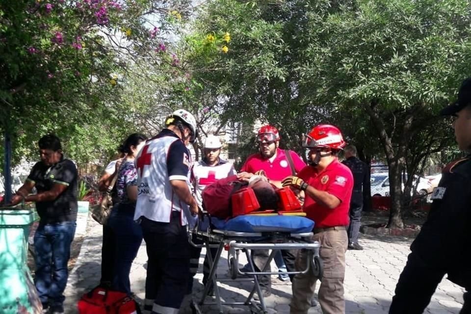 En el lugar, paramédicos de la Cruz Roja y de Protección Civil auxiliaron al conductor identificado como Nelson García, a quien luego trasladaron al Hospital Muguerza.