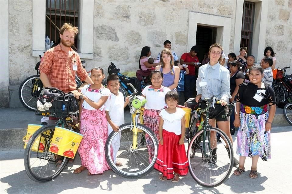 Ciclistas de Austin donan bicicletas a comunidades mixteca y otomí de NL
