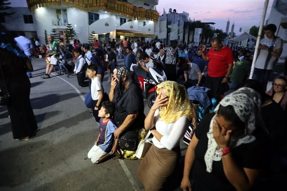 Tras arresto del líder de la Luz del Mundo en California, feligreses se congregan en la sede internacional de esta Iglesia en Guadalajara.