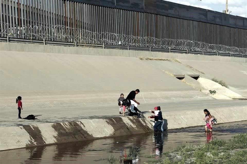 Familias cruzan el Río Bravo hacia El Paso, Texas, el pasado 31 de mayo.