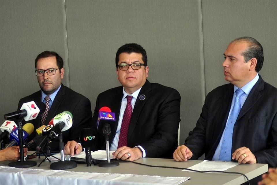 De izq. a der. Adrián Calvillo, Nicolás Menchaca e Israel García, miembros de la congregación y abogado.