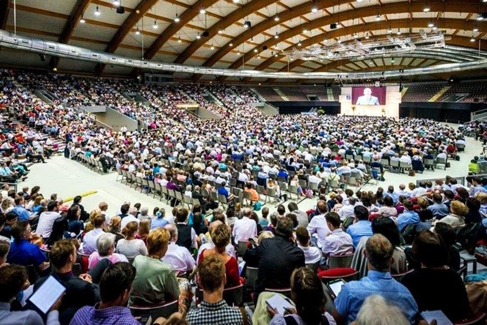 En las Asambleas Internacionales de los testigos de Jehová, fieles de varias nacionalidades reciben instrucción bíblica en un ambiente de hermandad.