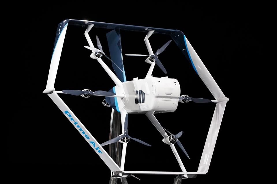 El drone tiene un diseño híbrido para aterrizar y despegar como un helicóptero, pero es tan rápido como un avión