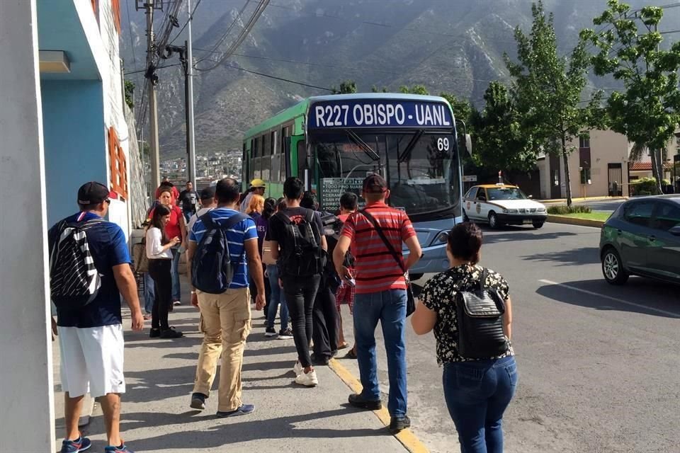 Los usuarios tienen que soportar el sol mientras esperan el camión, en Corregidora y Lucio Blanco.