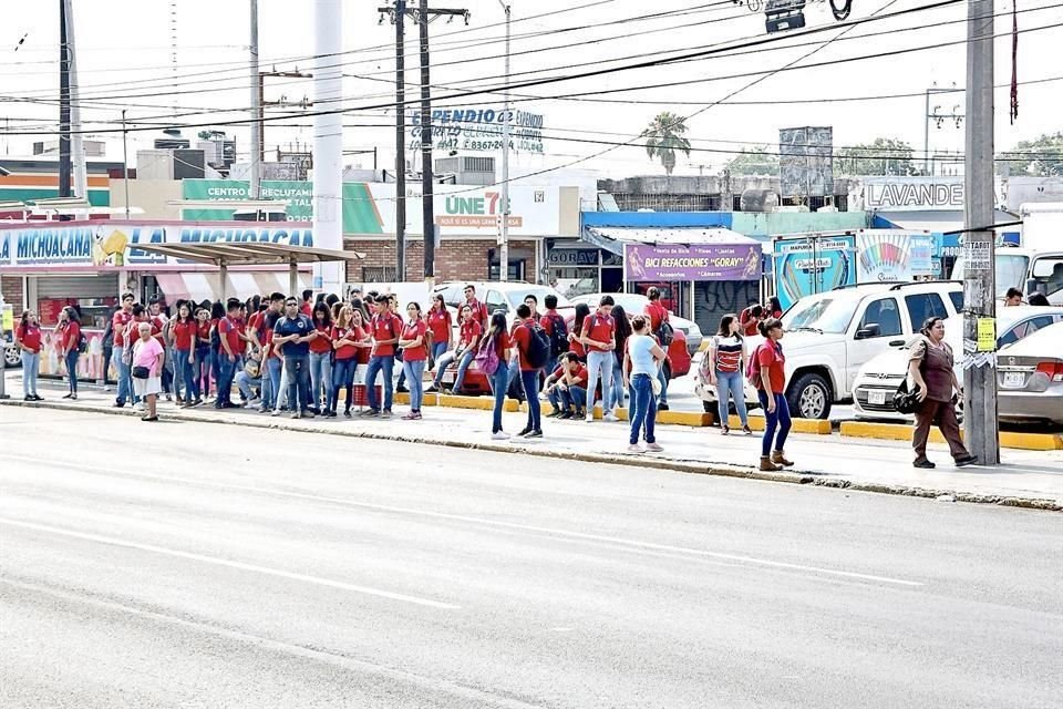 Una solitaria estructura es insuficiente para estudiantes y demás usuarios, en Juárez y Lerdo de Tejada.