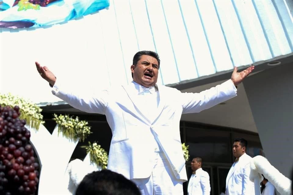 Mientras que el Fiscal de California, EU, calificó a Naasón Joaquín García de 'demente', en México ha sido merecedor de diversos homenajes.