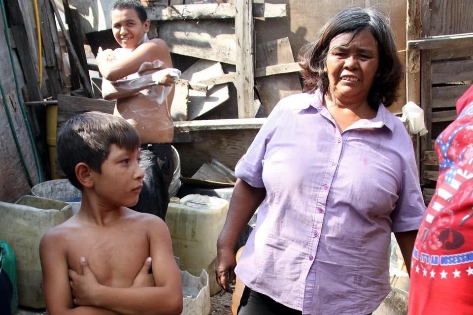 En el sector de El Ranchito, en Guadalupe, los vecinos prefirieron enfrentar el calor afuera de sus casas de láminas.