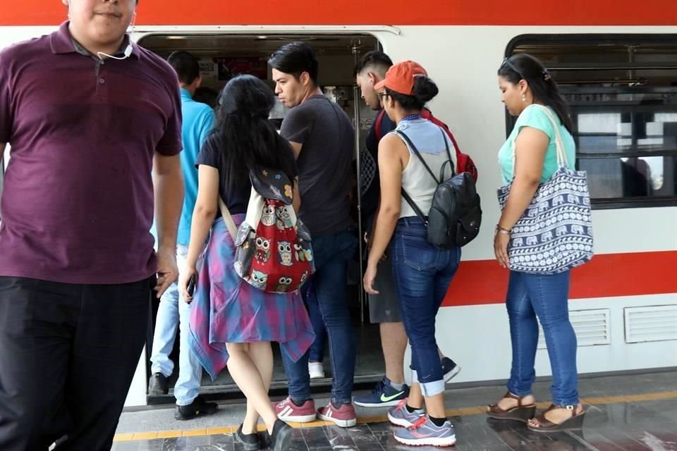Usuarios del Metro y de rutas camioneras sin aire acondicionado sufrieron las altas temperaturas a bordo de las unidades.