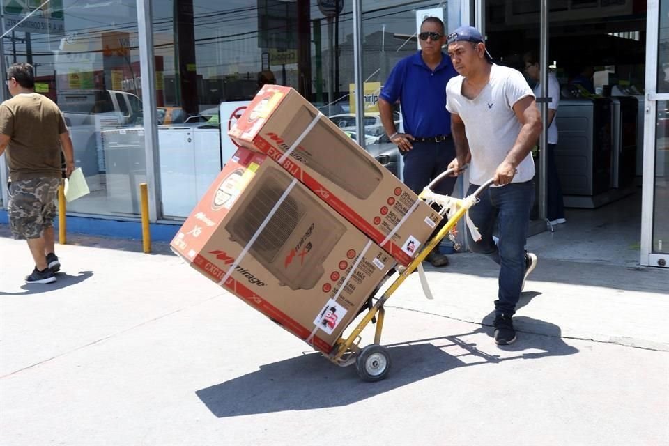 Por la ola de calor, cuidadanos abarrotaron tiendas para comprar ventiladores y climas.