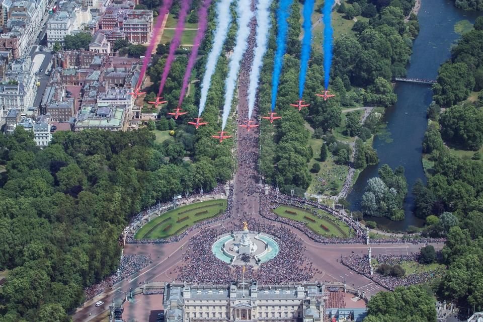 Aeronaves pintaron el cielo con los colores de la bandera británica.