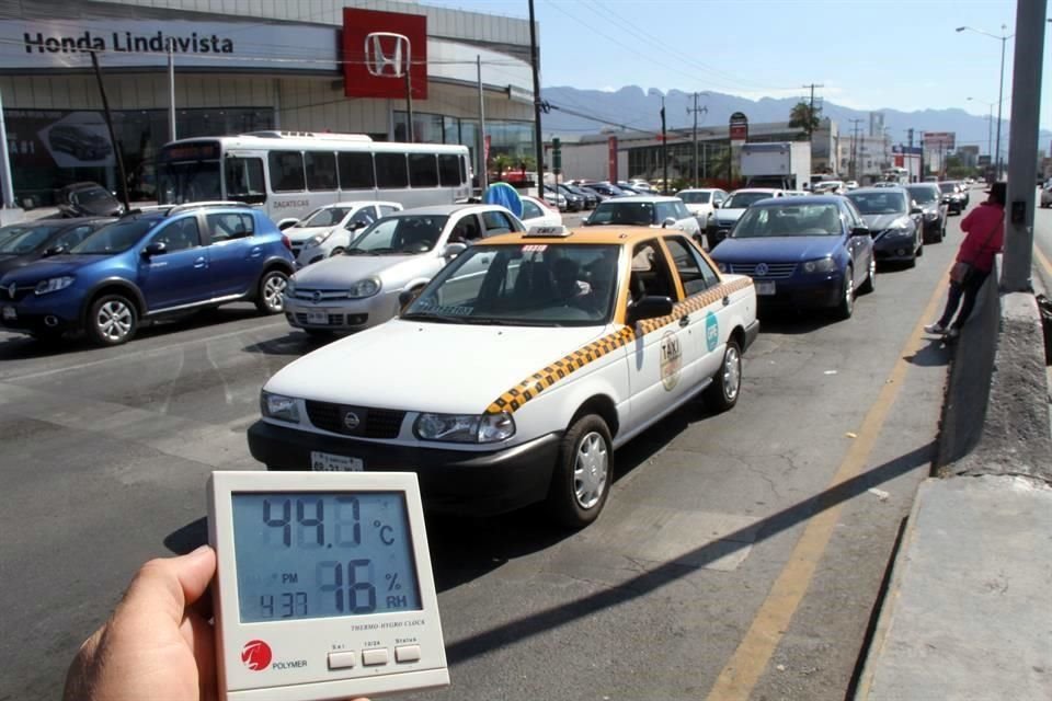Entre el calor de los autos, un termómetro digital llegó a marcar casi 45 grados a las 16:37 horas, en el cruce de las avenidas Madero y Churubusco.