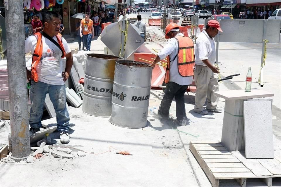 Trabajadores del proyecto Calles Completas aguantaban el calor.