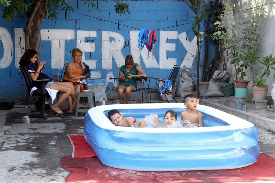 Niños se refrescaron en su alberca en la Colonia Garza Nieto.