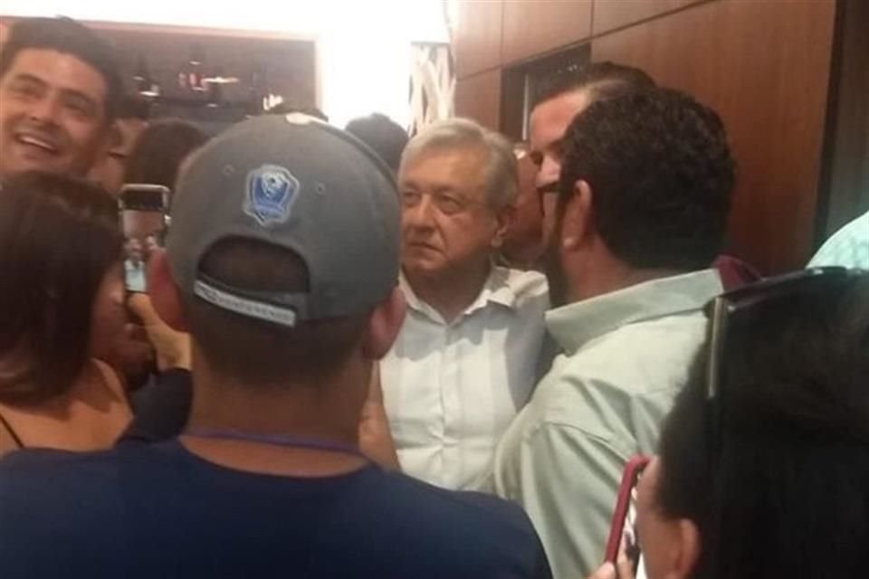 El Presidente convivió con invitados al festejo.