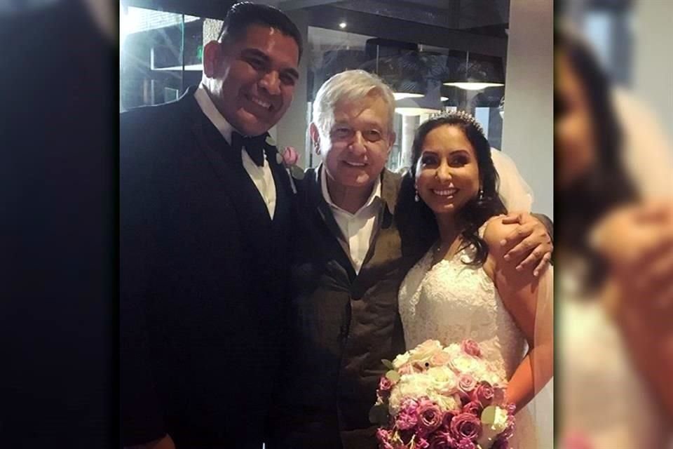 Una pareja de novios presumió en redes que el Presidente López Obrador apareció durante su boda ayer en Tijuana, Baja California.