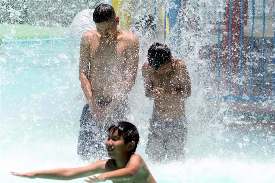 Cuando la temperatura es de más de 40 grados y no se tiene aire acondicionado en casa, bañarse es el único alivio.