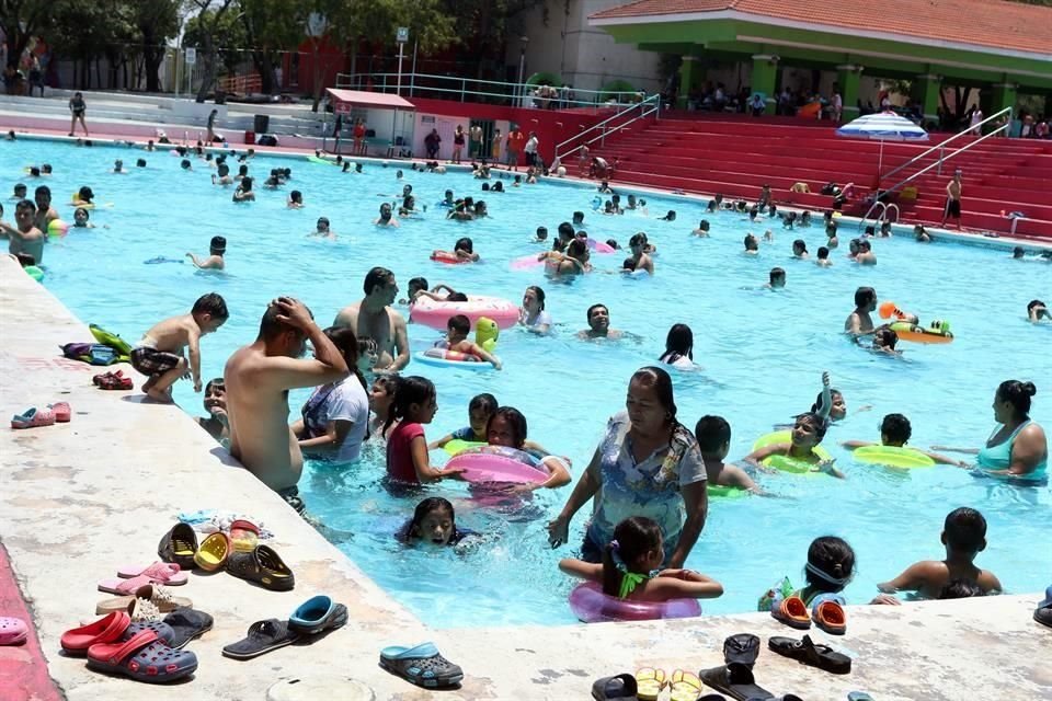 Ante el fin de semana infernal -el viernes se registraron 43 grados-, visitantes del Parque Tolteca, Parque España y del Parque Acuático Margaritas, buscaron refrescarse unas horas.