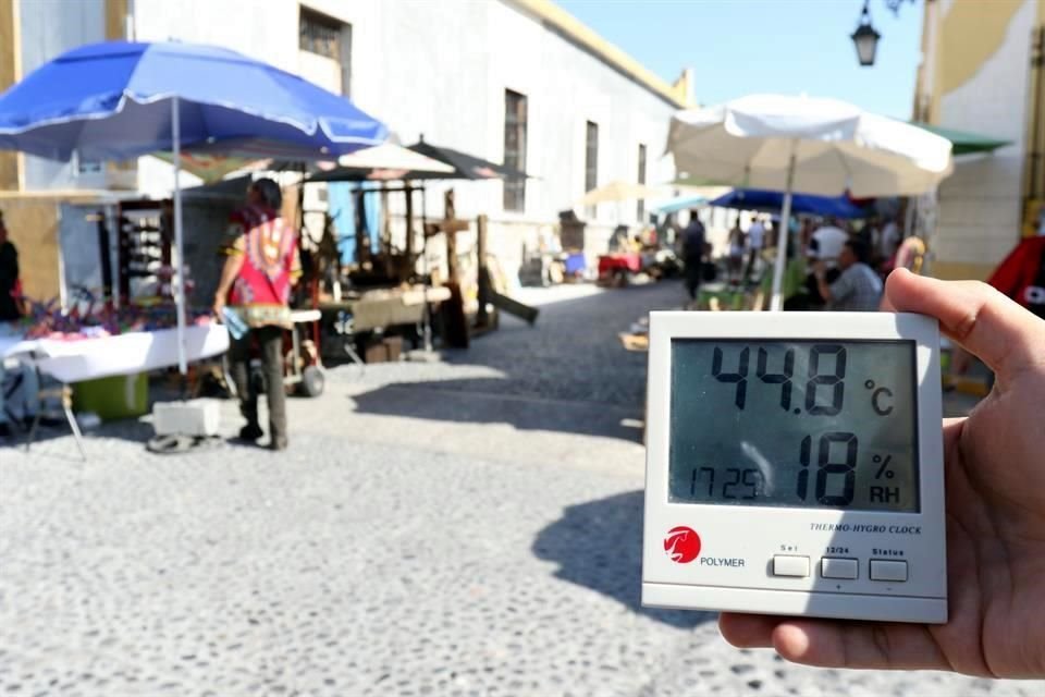 Otra cara se vio en el mercado de Barrio Antiguo, donde comerciantes reportaron bajas ventas por la temperatura.