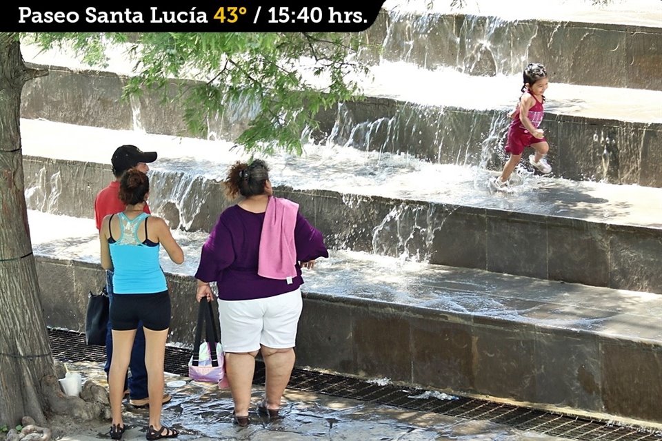 Niños y hasta adultos aprovecharon las fuentes del Paseo Santa Lucía para mitigar el calor.