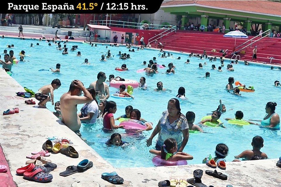 Familias 'escaparon' de las altas temperaturas en las albercas municipales, que en su mayoría ofrecieron entrada gratuita.