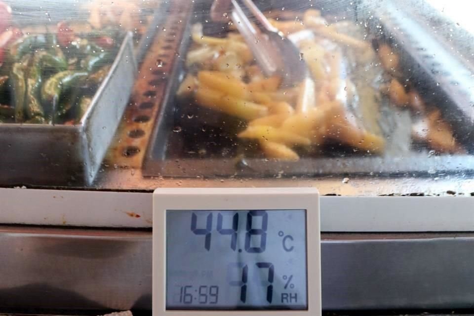 Vendedores de comidas aguantaron el calor ambiental y de los comales.
