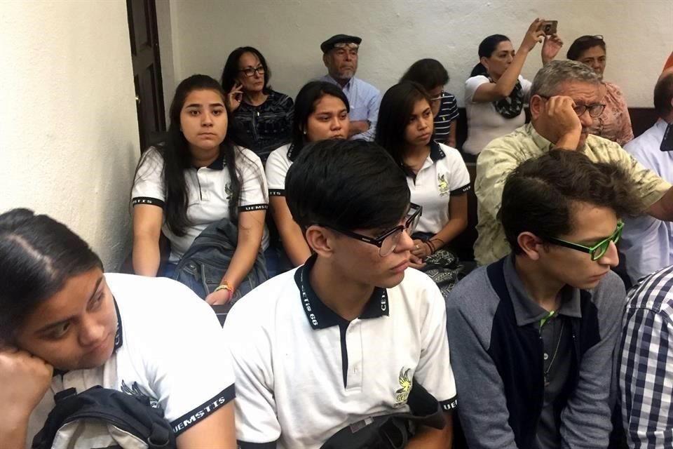 Los vecinos cuestionaron a funcionarios sampetrinos que sí hayan permitido el ingreso a la sesión de alumnos y maestros del Cetis, mientras que a ellos los dejaron fuera.