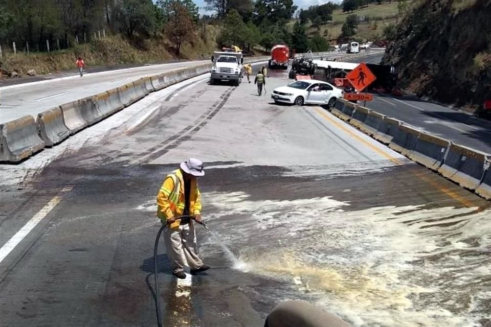 Después de las 14:00 horas se informó que la circulación se restableció en ambos carriles.
